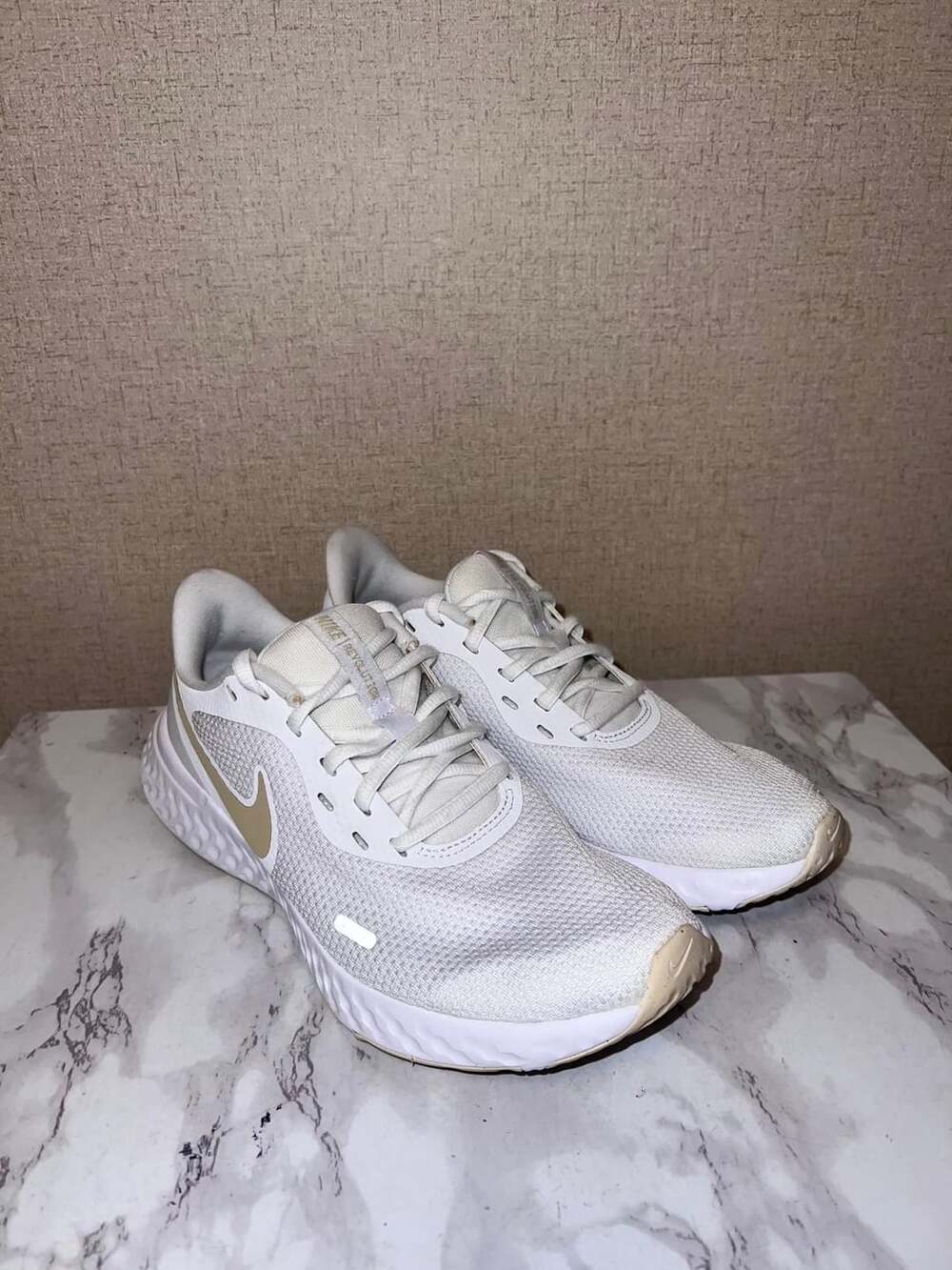 Nike Revolution 5 Size 8 White Gold Running Shoes BQ3207-108